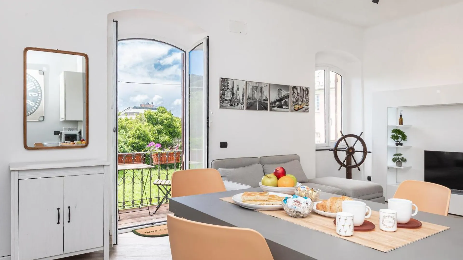 Spacious 3-Bedroom Apartment - 10 Min To City Center & 5 Min To Gaslini Hospital Genoa Italy