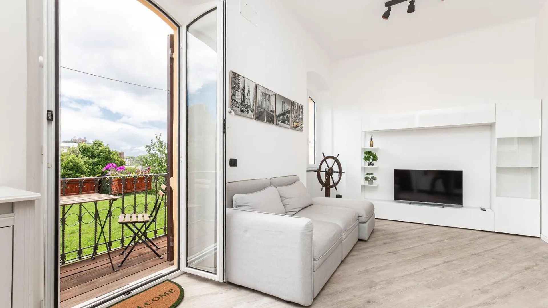 Spacious 3-Bedroom Apartment - 10 Min To City Center & 5 Min To Gaslini Hospital location