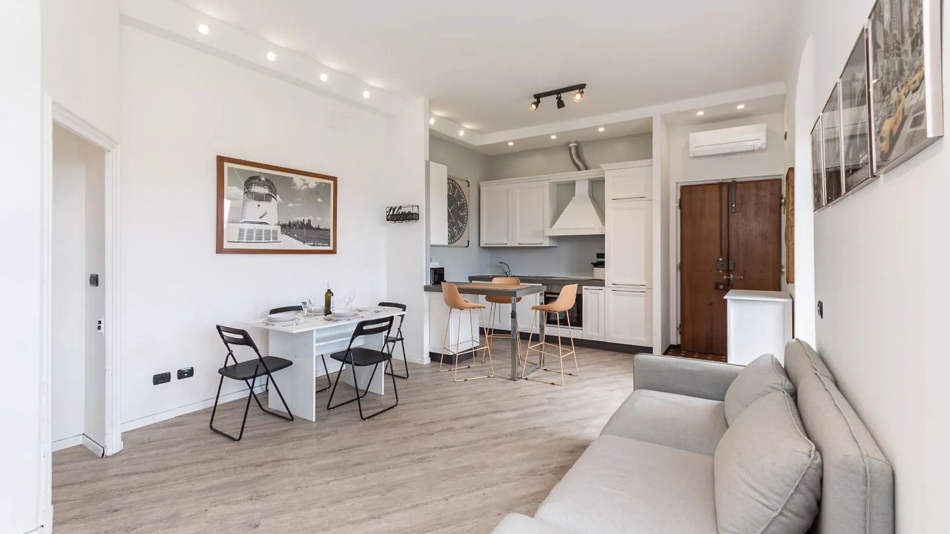 Spacious 3-Bedroom Apartment - 10 Min To City Center & 5 Min To Gaslini Hospital Genoa 0*,  Italy