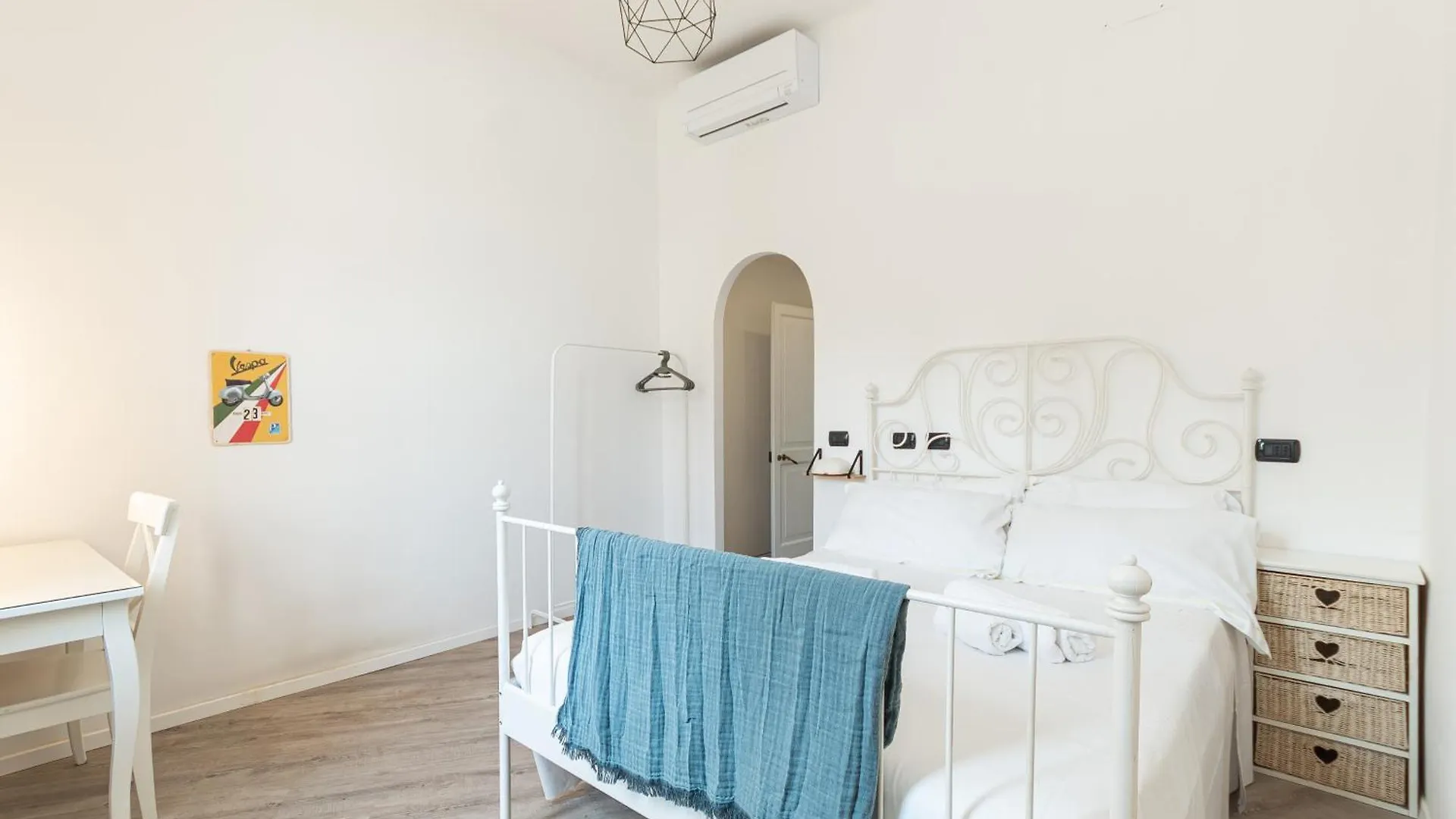 Spacious 3-Bedroom Apartment - 10 Min To City Center & 5 Min To Gaslini Hospital Genoa 0*,  Italy