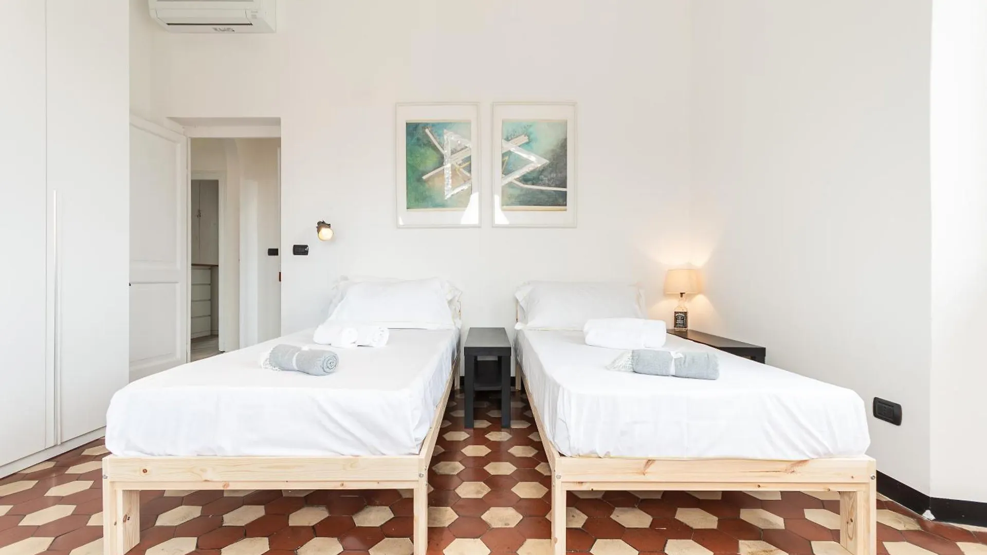 Spacious 3-Bedroom Apartment - 10 Min To City Center & 5 Min To Gaslini Hospital Genoa Italy