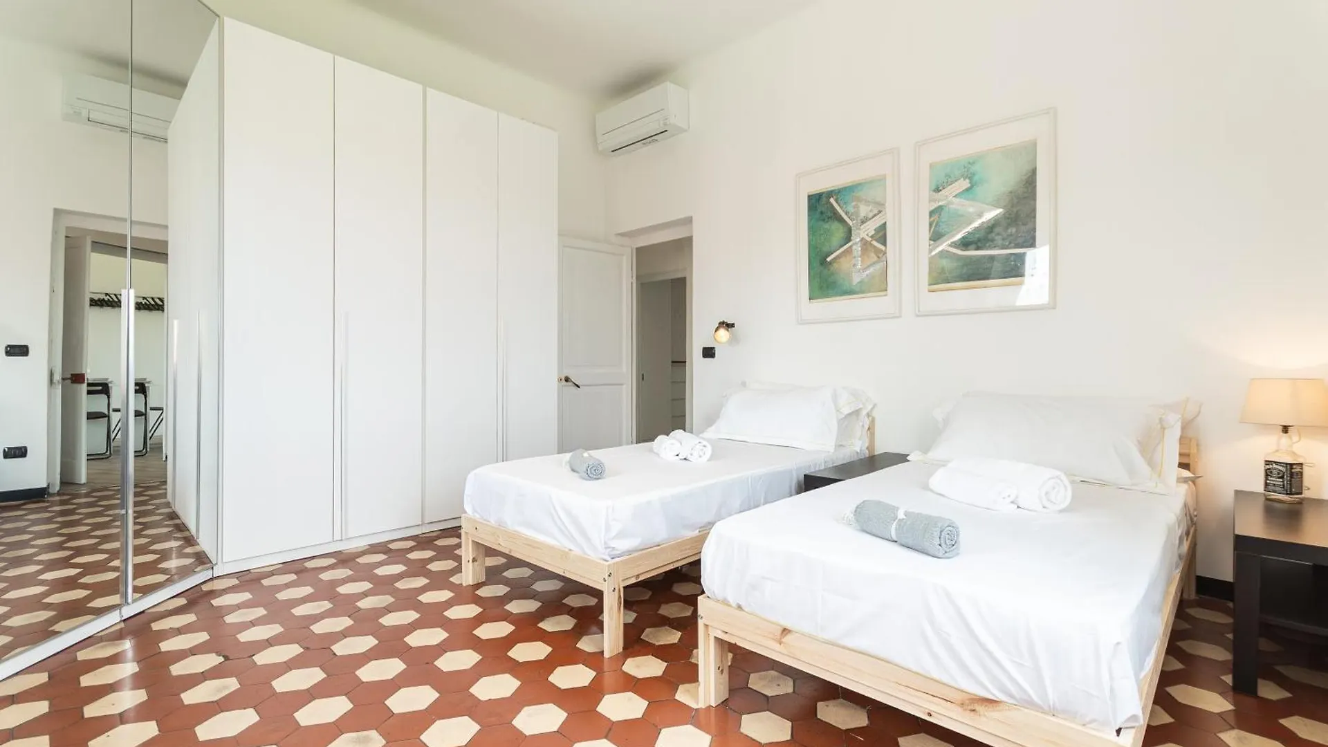 Spacious 3-Bedroom Apartment - 10 Min To City Center & 5 Min To Gaslini Hospital Genoa Italy
