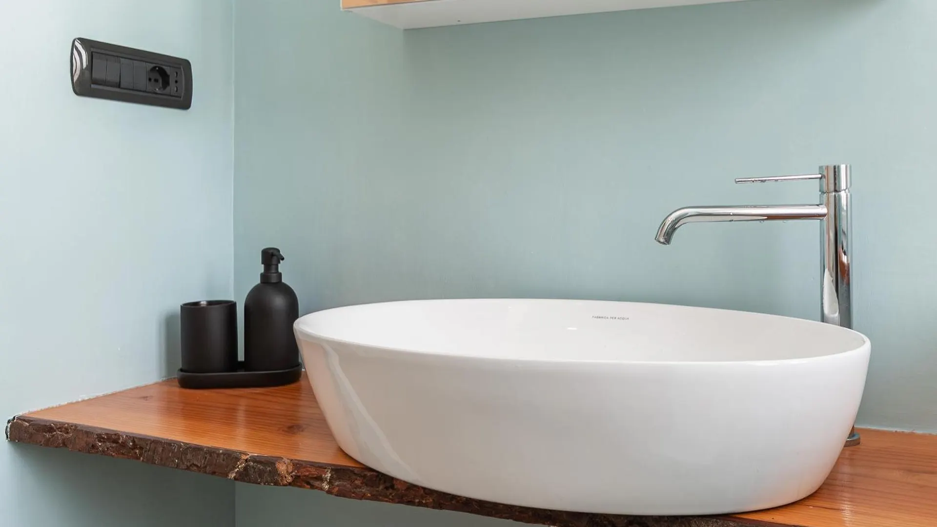 Spacious 3-Bedroom Apartment - 10 Min To City Center & 5 Min To Gaslini Hospital Genoa