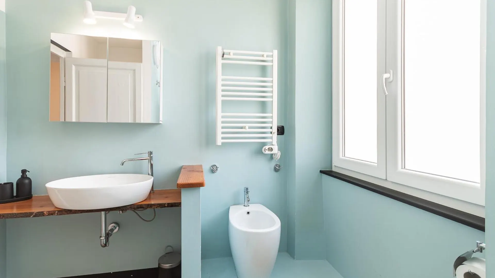 Spacious 3-Bedroom Apartment - 10 Min To City Center & 5 Min To Gaslini Hospital Genoa Italy